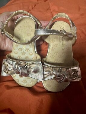 Little Girls Juicy Couture Metallic Bow Sandals - Gold